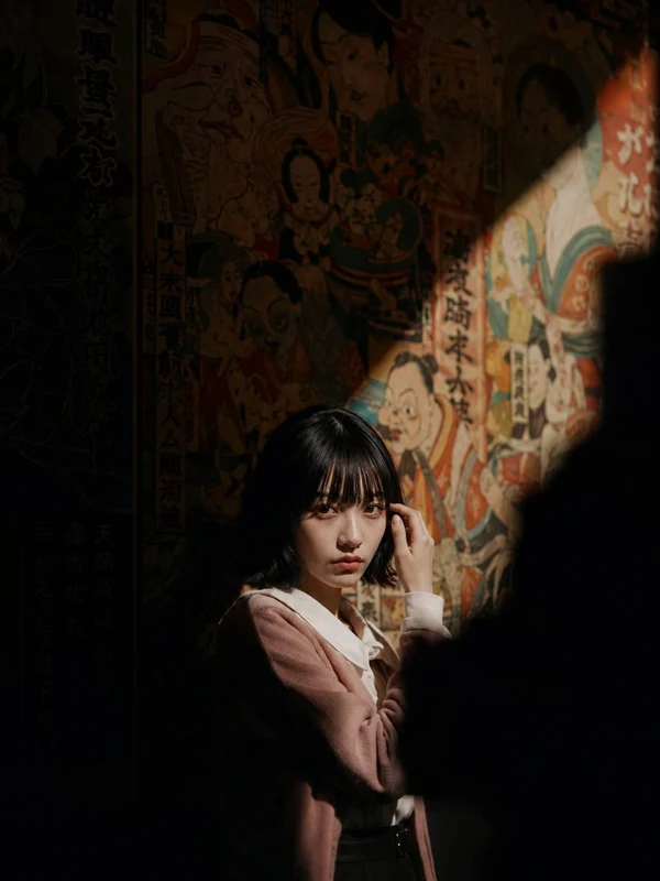 Cinematic portrait in a dark gallery