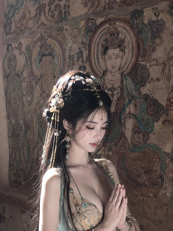 Soft traditional portrait with delicate ornaments